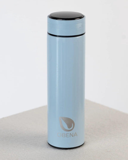 Bouteille isotherme bleue Obéna avec affichage LED de la température, conçue pour maintenir les boissons chaudes ou froides pendant plusieurs heures.