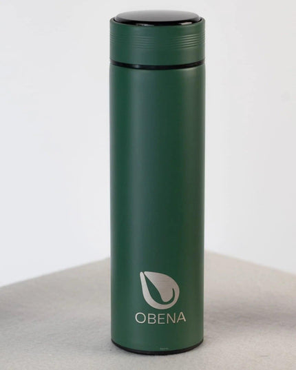 Bouteille isotherme verte Obéna avec affichage LED de la température, conçue pour maintenir les boissons chaudes ou froides pendant plusieurs heures.