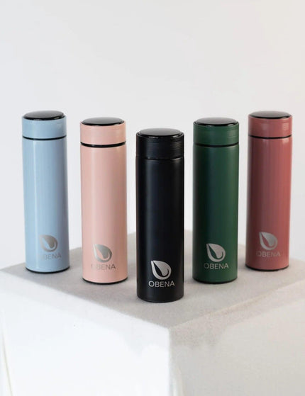 Collection de bouteilles isothermes Obéna en acier inoxydable avec affichage LED de la température. Disponibles en plusieurs coloris : noir, bleu, vert, rose et rouge, elles conservent vos boissons chaudes ou froides pendant 12h.