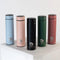 Collection de bouteilles isothermes Obéna en acier inoxydable avec affichage LED de la température. Disponibles en plusieurs coloris : noir, bleu, vert, rose et rouge, elles conservent vos boissons chaudes ou froides pendant 12h.