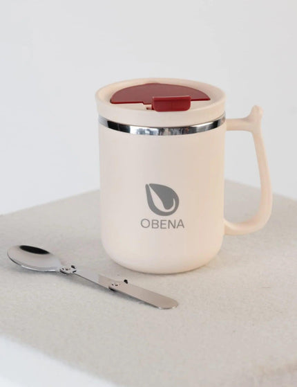 Mug isotherme Obéna en acier inoxydable, coloris crème, avec couvercle hermétique et cuillère intégrée. Idéal pour conserver vos boissons chaudes plus longtemps.