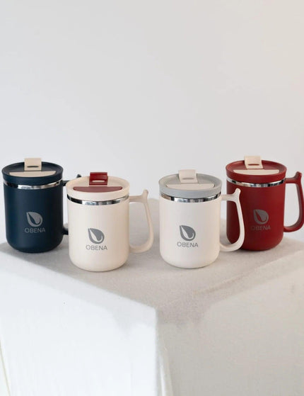 Collection de mugs isothermes Obéna en trois couleurs : bleu nuit, beige et rouge, posés sur un socle blanc.