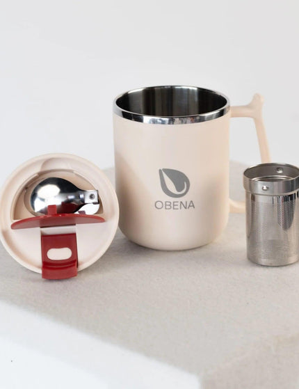 Tasse isotherme Obéna couleur beige avec filtre à thé en acier inoxydable, posée sur une surface minimaliste.